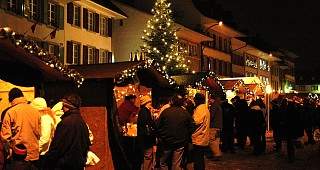 weihnachtsmarkt staende 36215988475 o